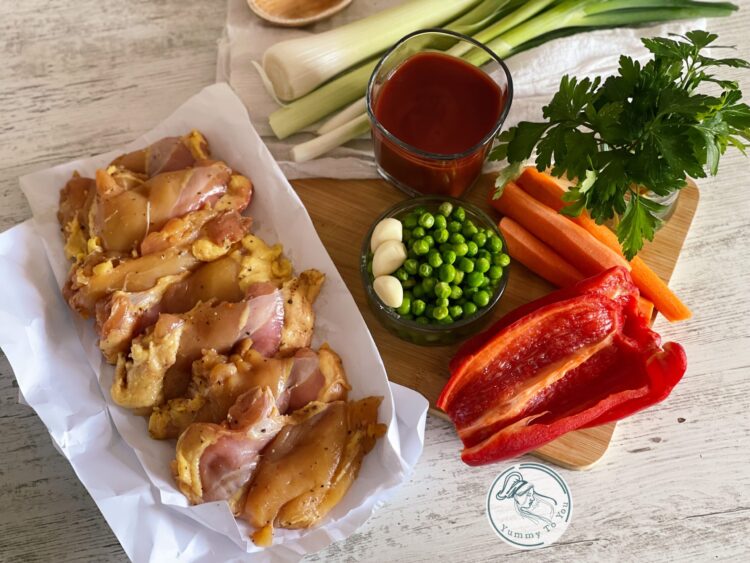 Mâncare de pui cu sos de roșii și legume ingrediente Mâncare de pui cu sos de roșii și legume ingrediente