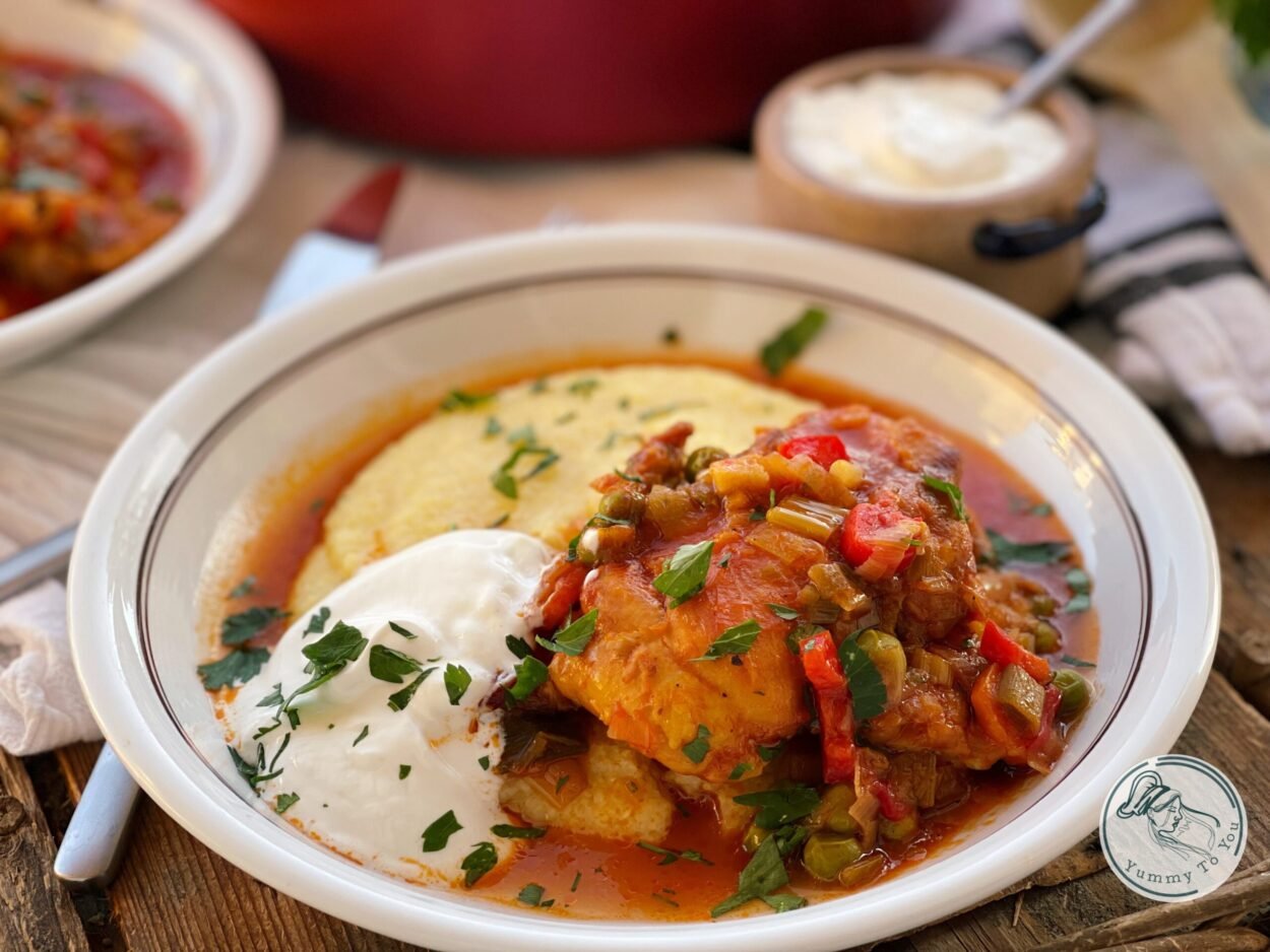 Mâncare de pui cu sos de roșii si legume — rețetă rapidă de casă