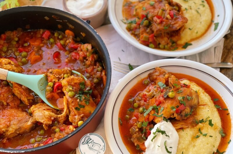 Mâncare de pui cu sos de roșii și legume