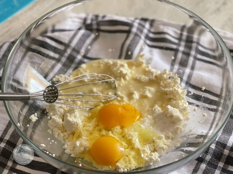 pregatire umplutura de branza pentru tarta