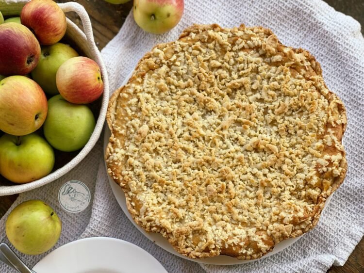 tarta cu mere si branza pe farfurie