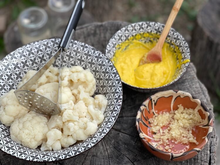 Salată cremoasă de conopidă cu usturoi și maioneză maruntire