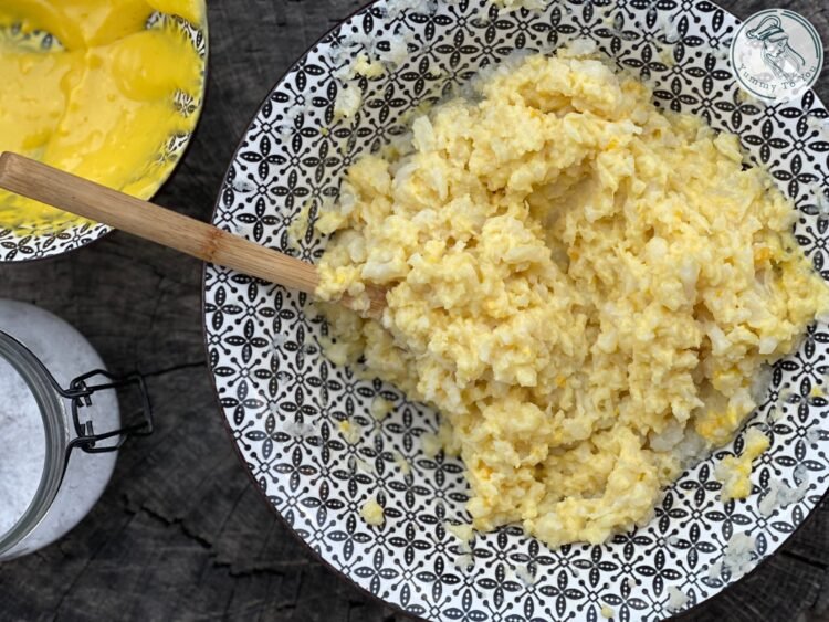 Salata conopida amestecata cu maioneza si usturoi