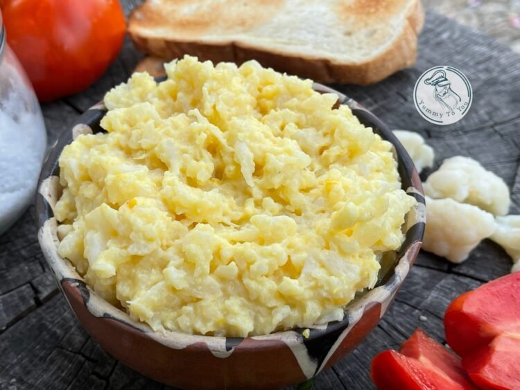 Salată cremoasă de conopidă cu usturoi și maioneză close up
