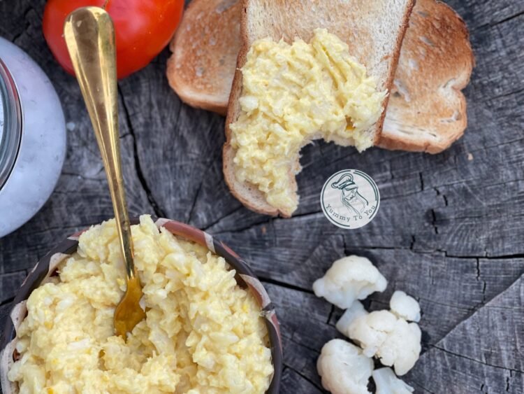 Salată cremoasă de conopidă cu usturoi și maioneză servire
