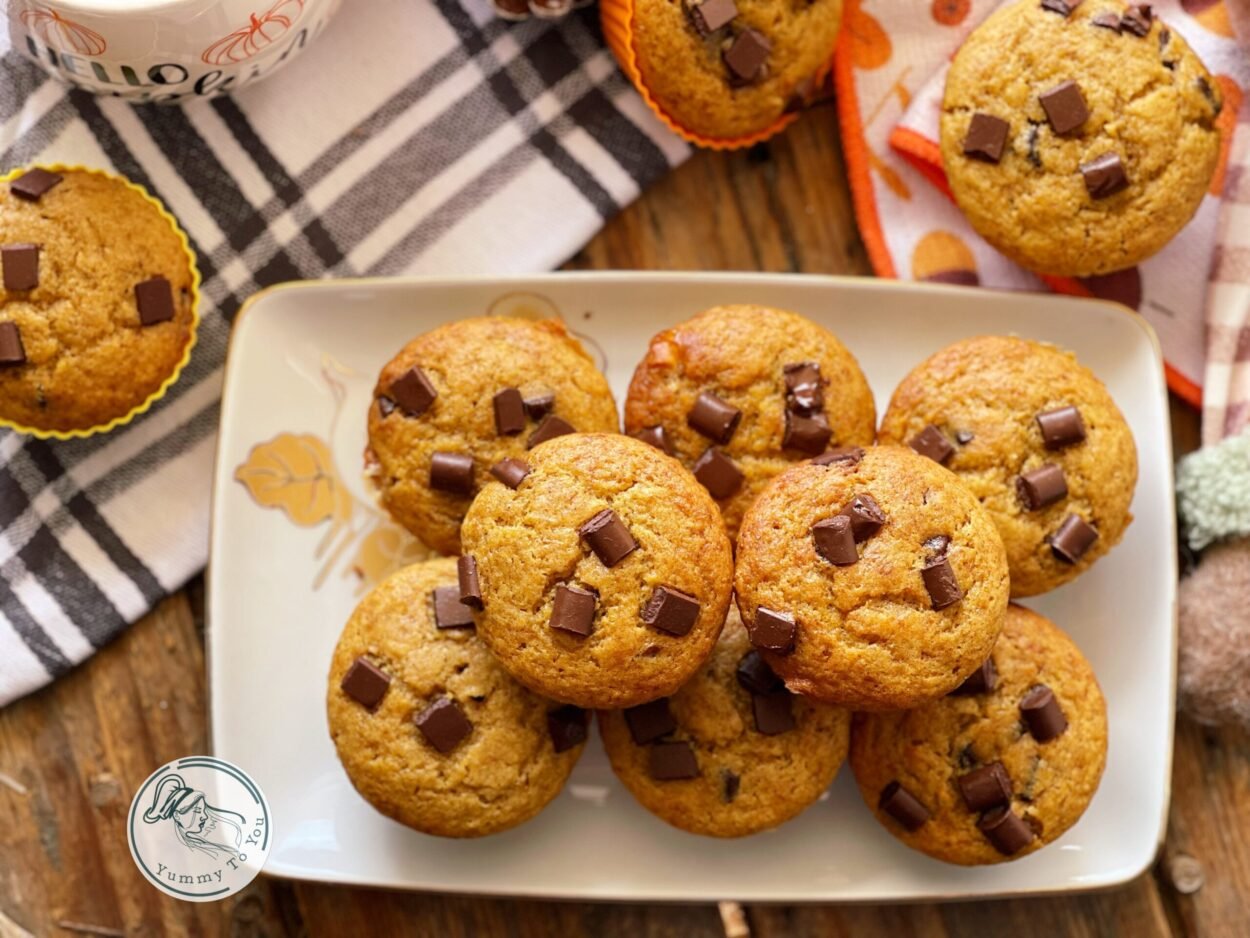 Reteta Briose pufoase cu dovleac și fulgi de ciocolată