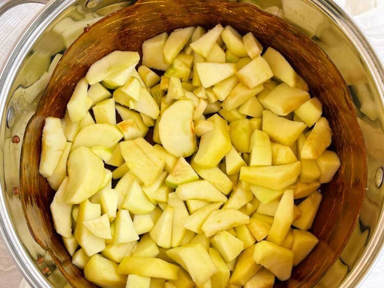 Mere si zahar caramelizat tort