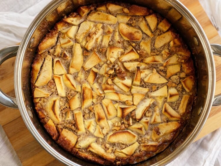 Tort crema zahar ars, mere si nuci dupa coacere