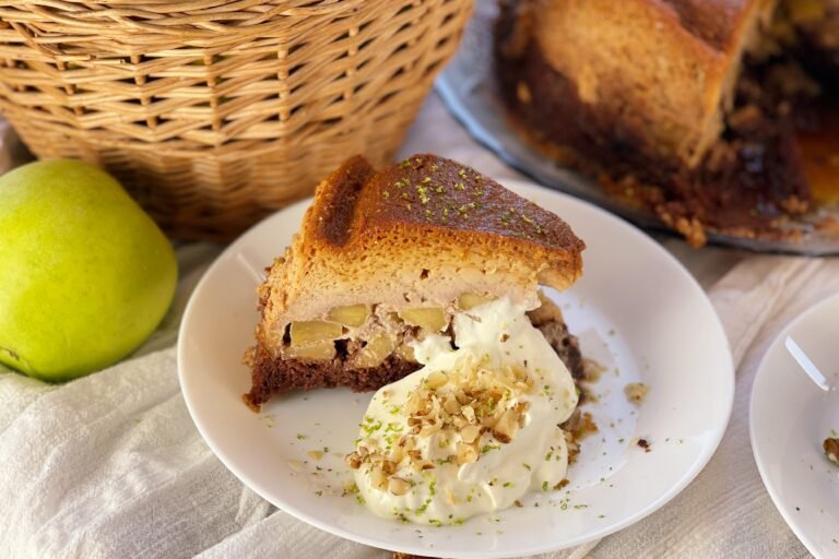 Tort cremă de zahăr ars cu mere și nuci – un desert de casă fin și parfumat