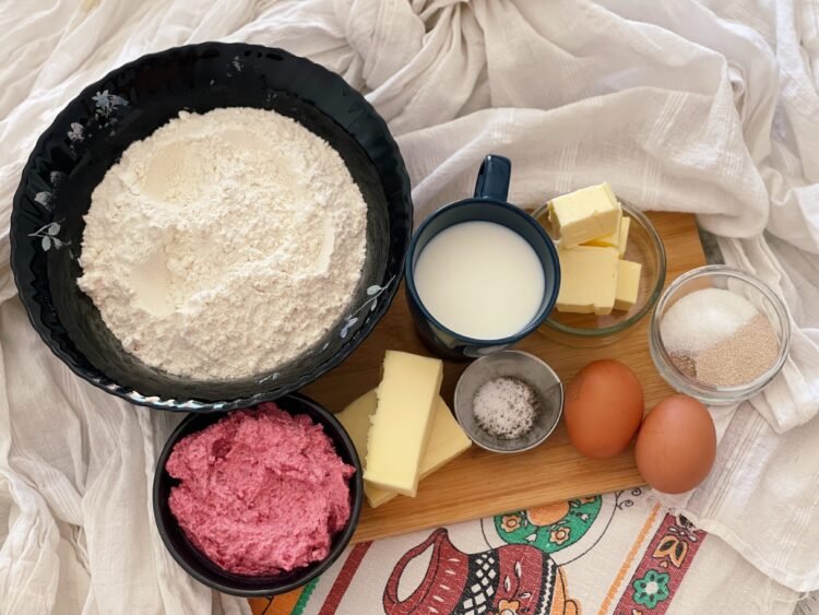 Covrigi pufosi cu swirl de sfeclă și cheddar ingrediente