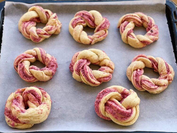 covrigi cu swirl de sfecla si cheddar tava