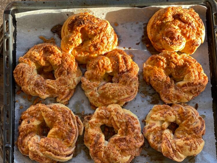 covrigi cu swirl de sfecla si cheddar dupa coacere 1