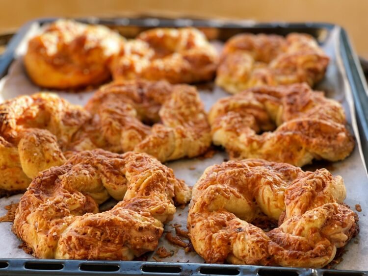 covrigi cu swirl de sfecla si cheddar dupa coacere 2