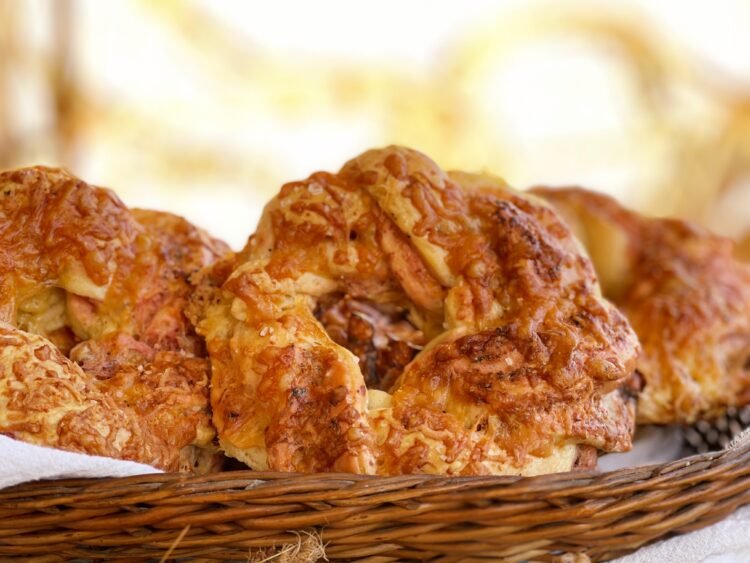 covrigi cu swirl sfecla si cheddar servire 1