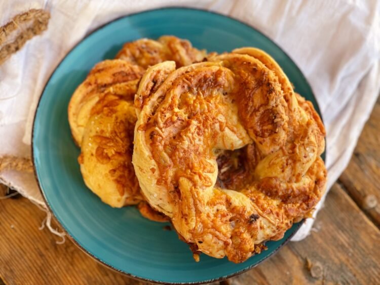 covrigi pufosi cu swirl de sfecla si cheddar farfurie