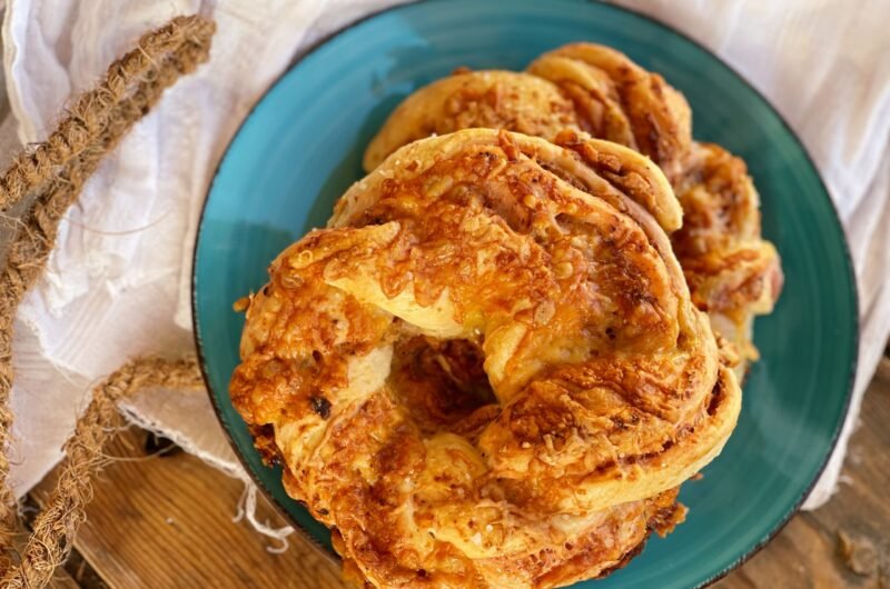 Covrigi pufosi cu swirl de sfeclă și cheddar