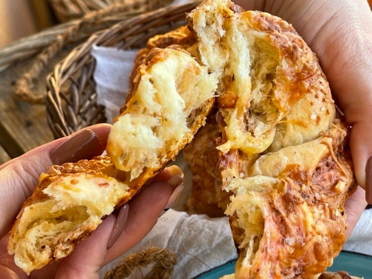 Sectiune covrigi swirl cu sfecla si cheddar