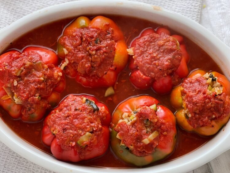 Gogosari umpluti cu legume inainte de copt