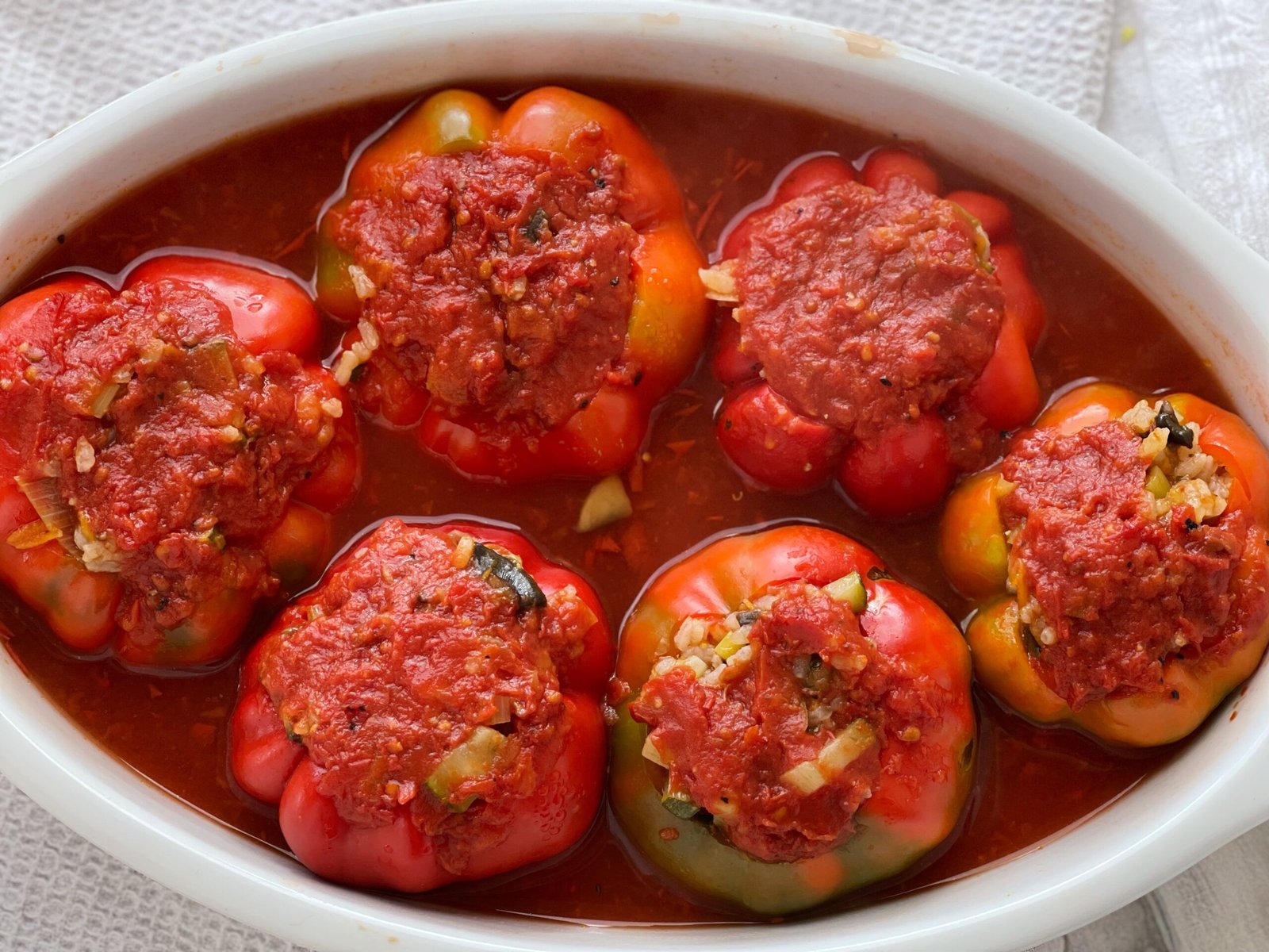 Gogosari umpluti cu legume inainte de copt