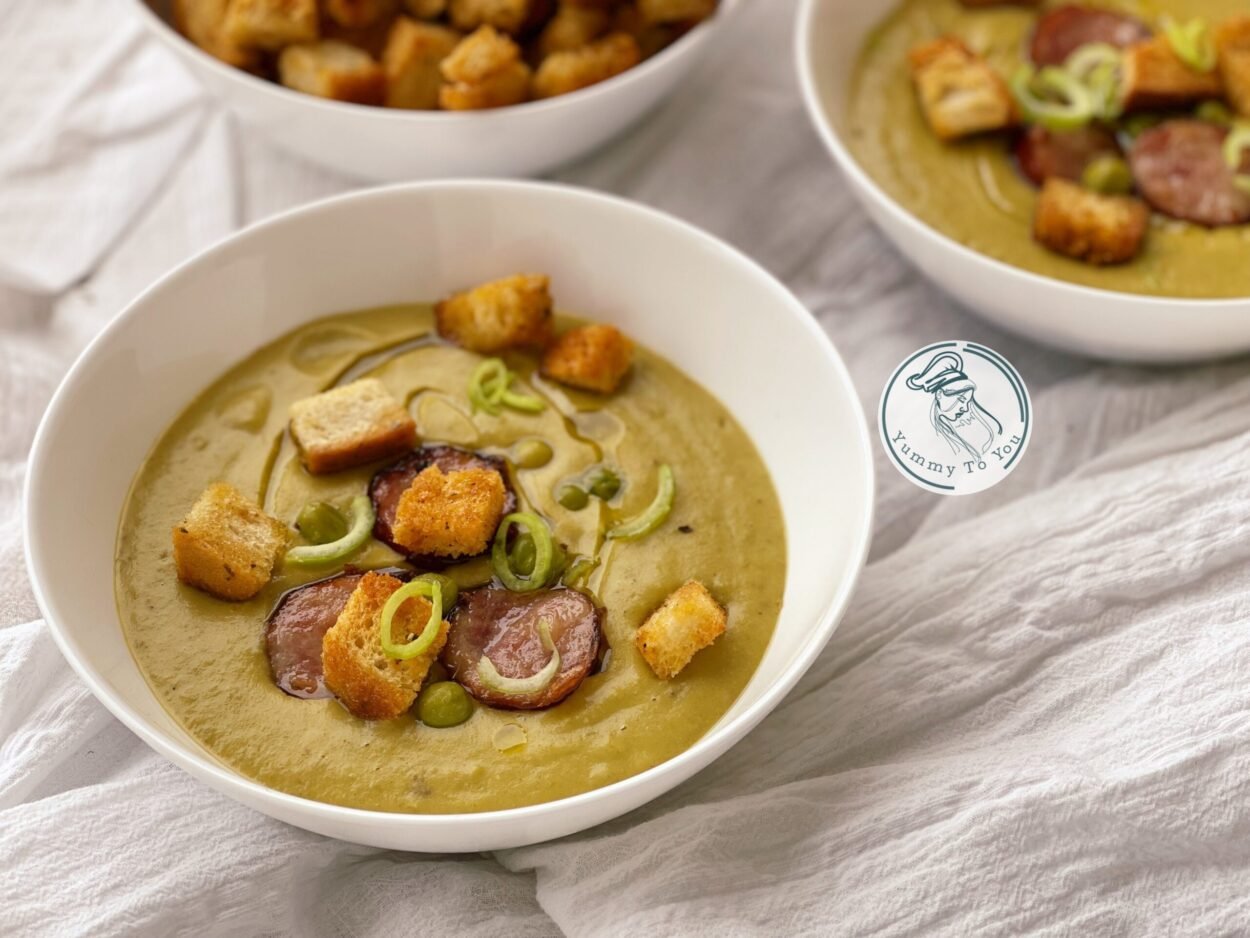 Supă de mazăre olandeză (Snert) cremoasă cu cârnați afumați