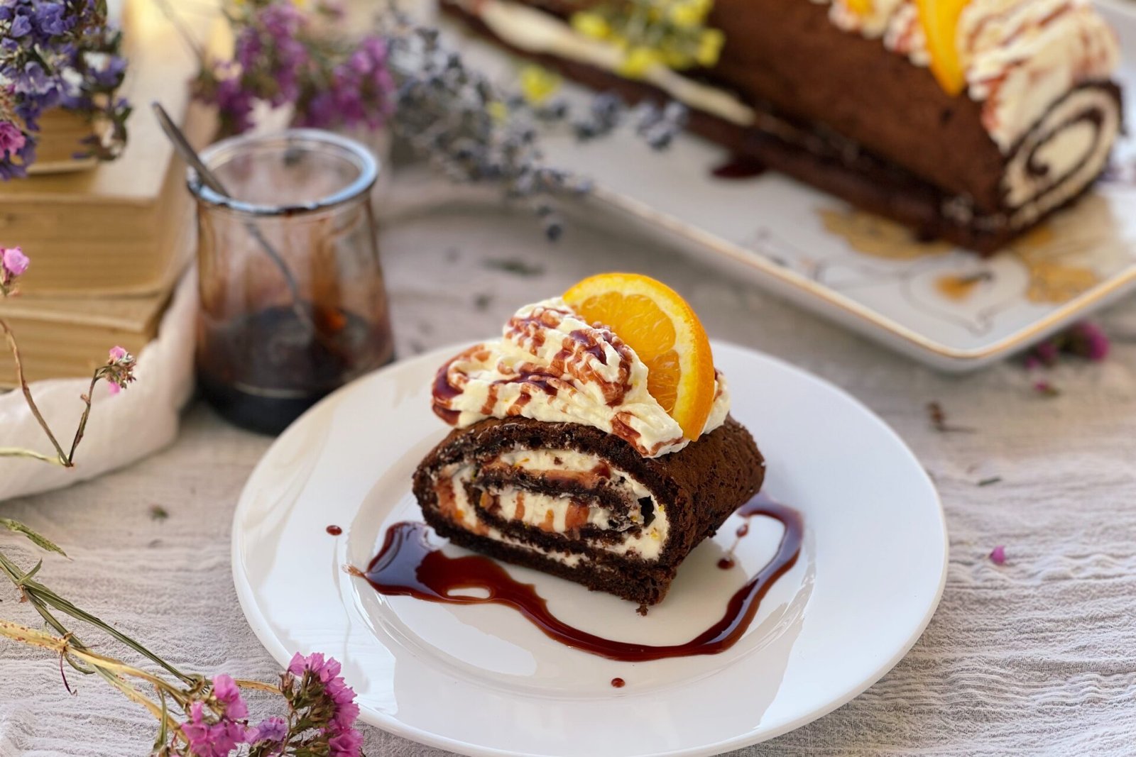 Ruladă cu vin roșu, portocale și cremă fină de brânză – desert ușor de făcut acasă