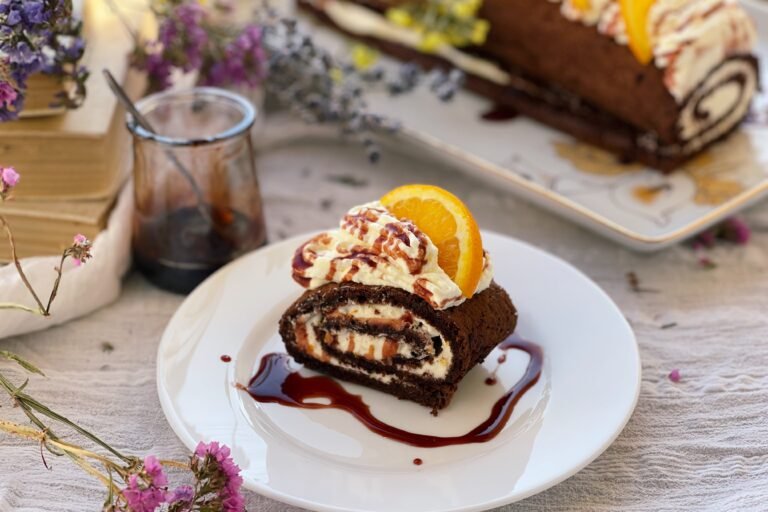 Ruladă cu vin roșu, portocale și cremă fină de brânză – desert ușor de făcut acasă