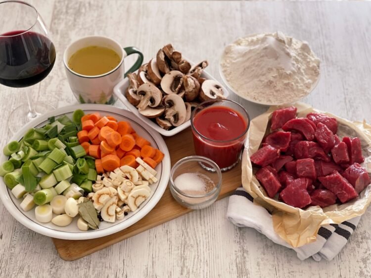 Tocăniță de vită cu vin roșu ingrediente Tocăniță de vită cu vin roșu ingrediente