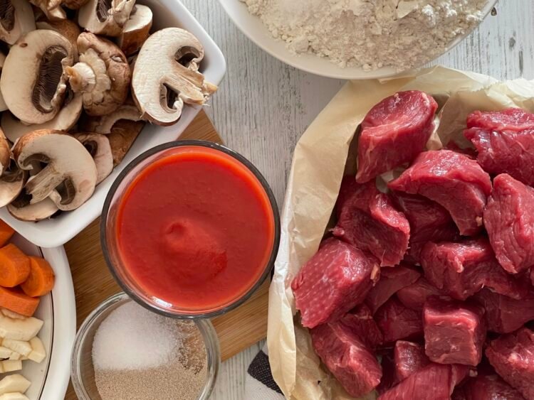 Tocanita de vita in vin rosu ingrediente close up