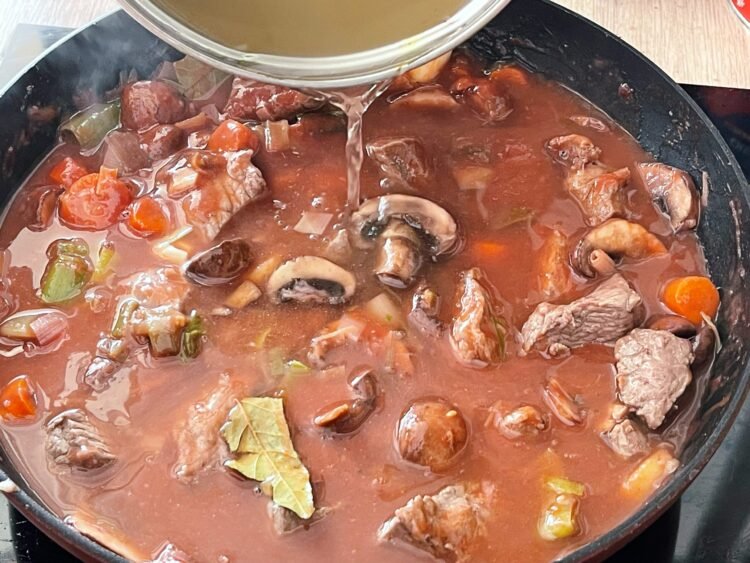 fierbere tocanita vita cu vin