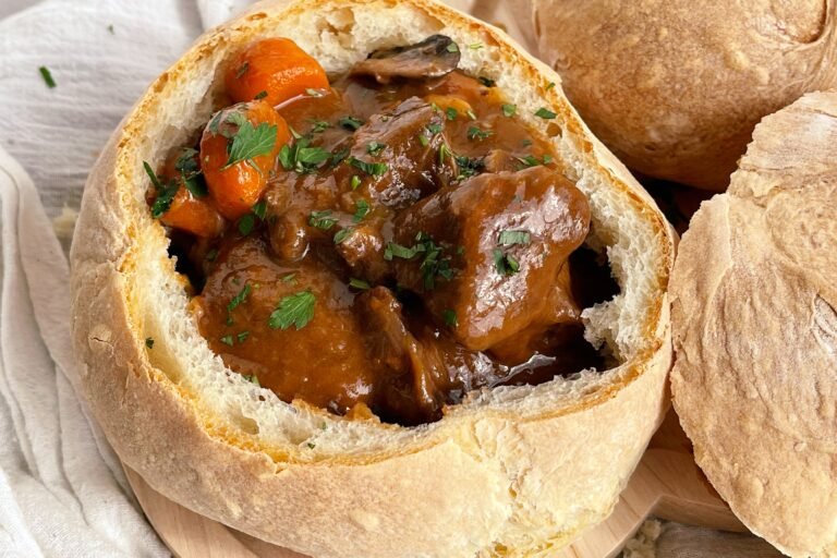 Tocăniță de vită cu vin roșu, servită în pâine rustică – Cazanul Vrăjitoarei