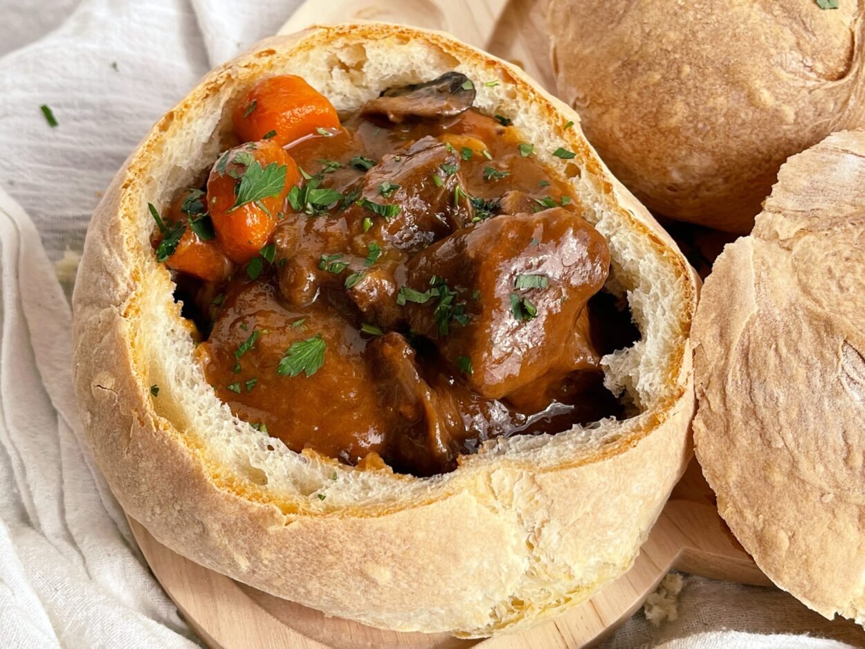 Tocăniță de vită cu vin roșu, servită în pâine rustică – Cazanul Vrăjitoarei