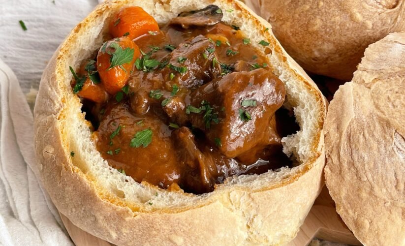 Tocăniță de vită cu vin roșu cover