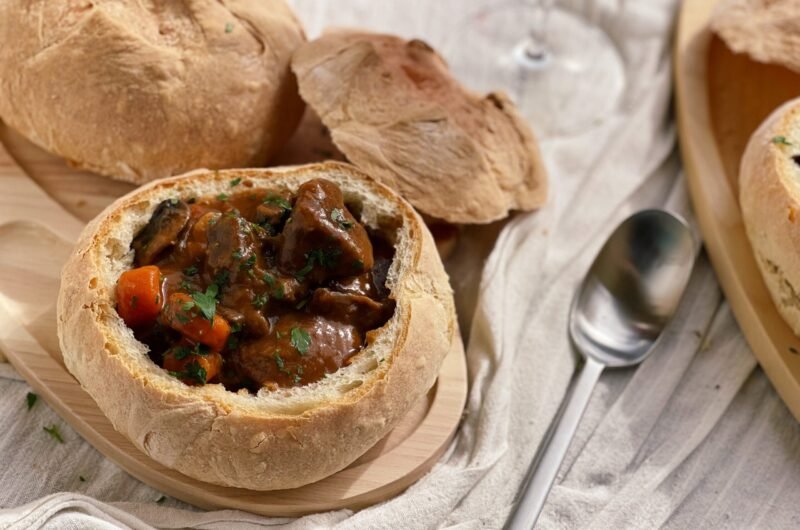 Tocanita de vita cu vin rosu servita în paine rustica