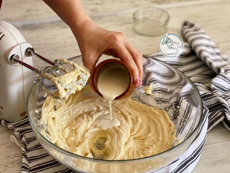 pregatire crema mascarpone cu frisca 1 pregatire crema mascarpone cu frisca 1