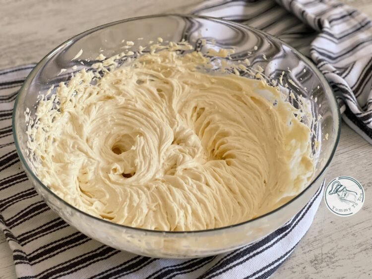 pregatire crema mascarpone cu frisca 2