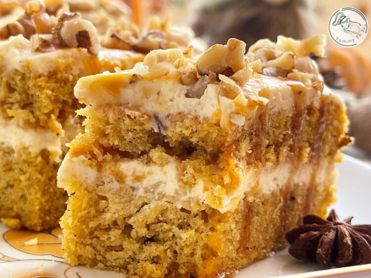 Prăjitură în straturi cu dovleac, caramel și mascarpone close up