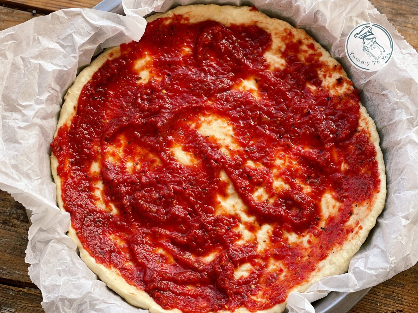 Asamblare pizza Chicago style, sos de rosii pe blat