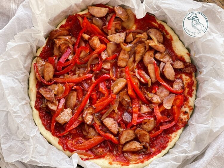 asamblare pizza Chicago style, legume si carnati afumati