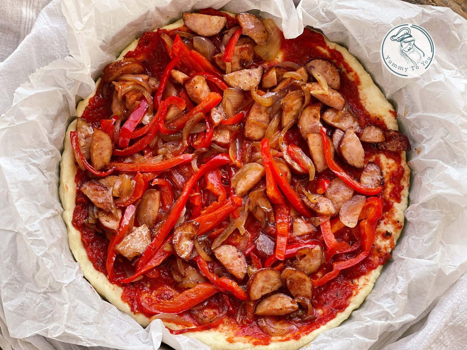 asamblare pizza Chicago style, legume si carnati afumati