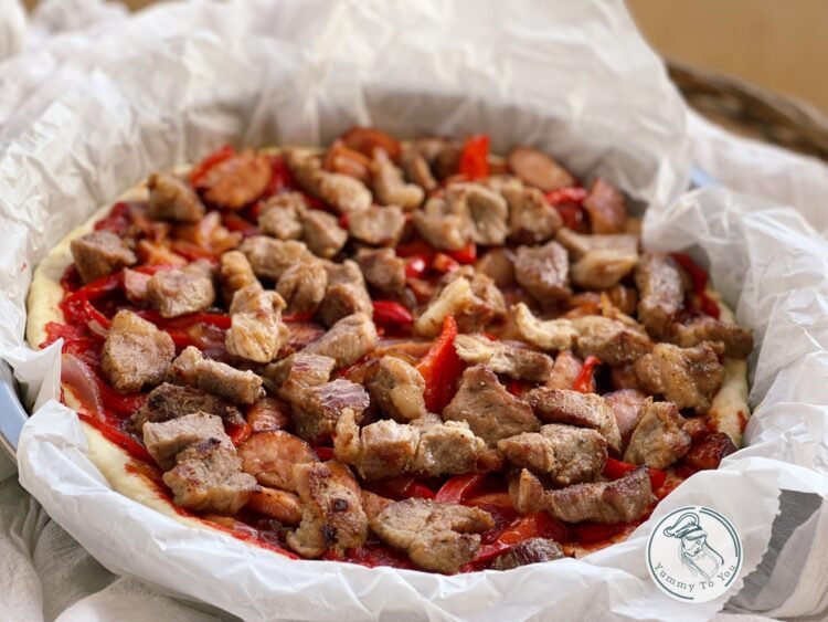 asamblare pizza Chicago style, carne