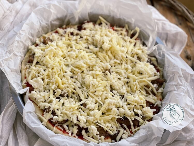 asamblare pizza Chicago style, branzeturi