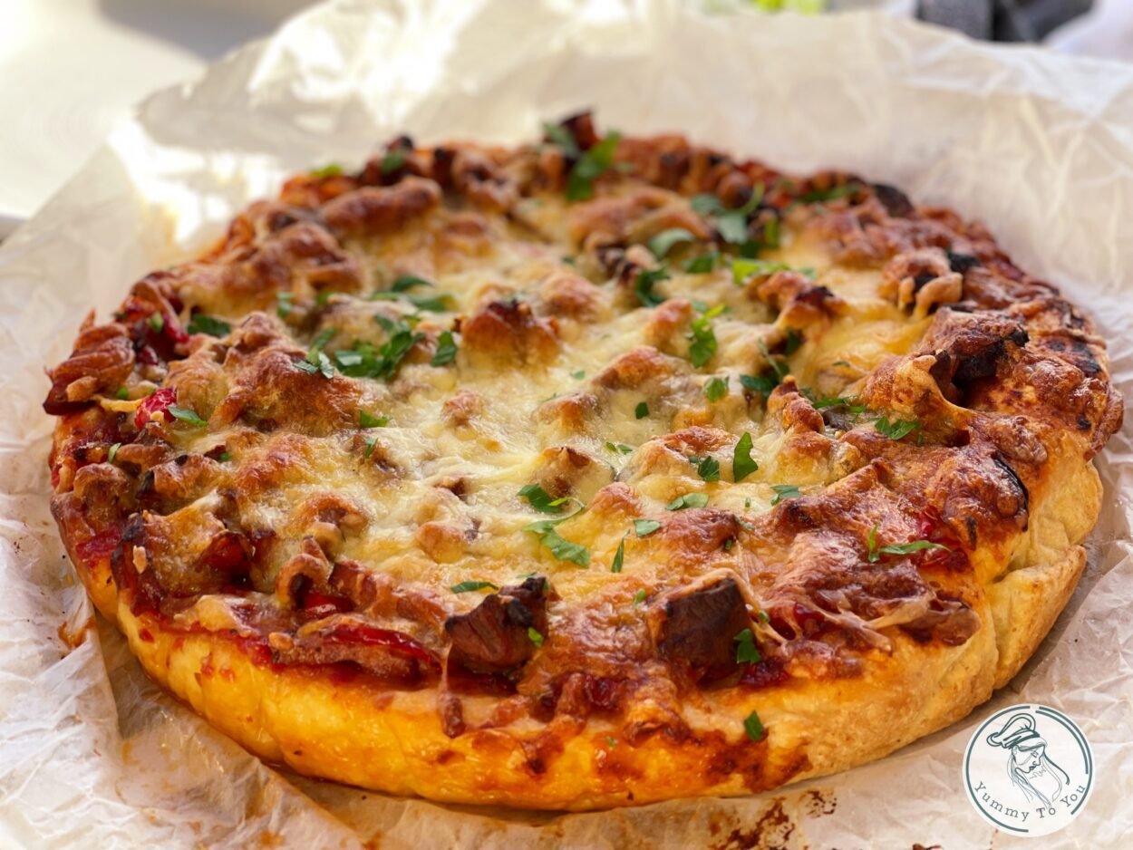 Cum să faci pizza Chicago-Style Deep Dish acasă (cu carne, brânză și legume)