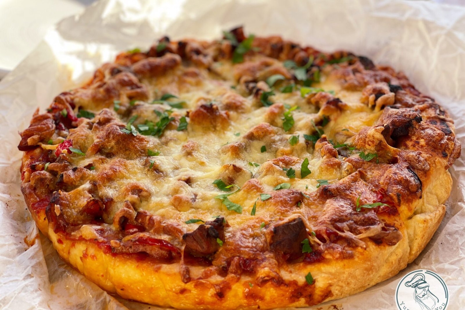 Cum să faci pizza Chicago-Style Deep Dish acasă (cu carne, brânză și legume)