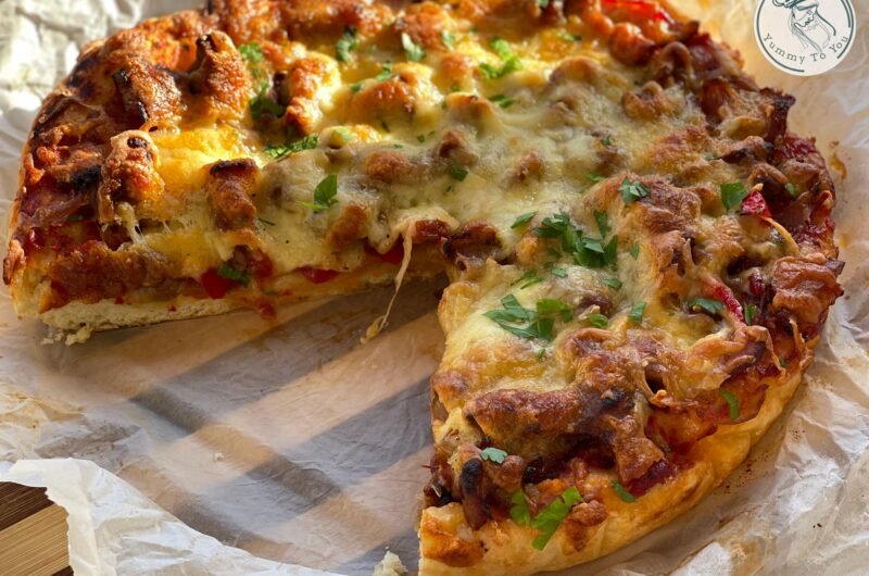 Cum să faci pizza Chicago-Style Deep Dish acasă (cu carne, brânză și legume)