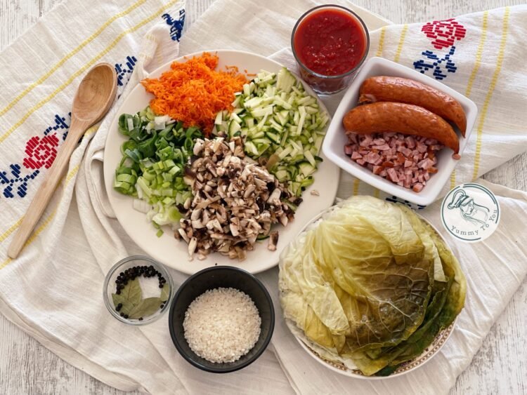 Sarmale în foi de varza dulce, cu legume si carnati afumati ingrediente