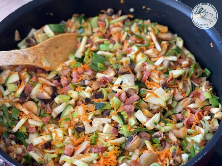 Umplutura sarmale cu legume si carnati