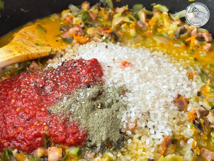 adaugare orez, sos de rosii in umplutura