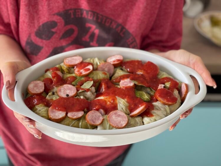 ava cu sarmale in mainile autoarei