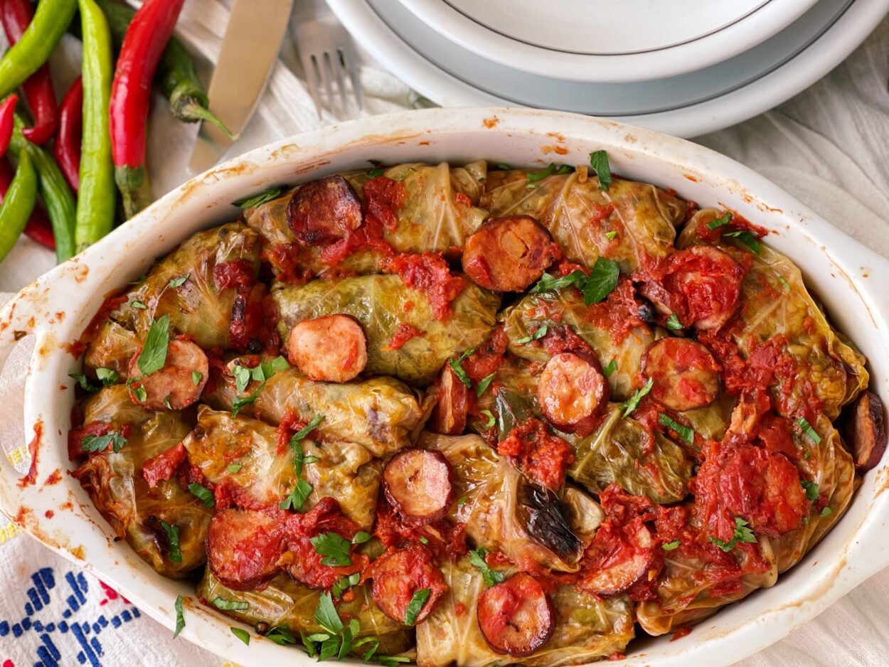 Sarmale în foi de varza dulce, cu legume si carnati afumati