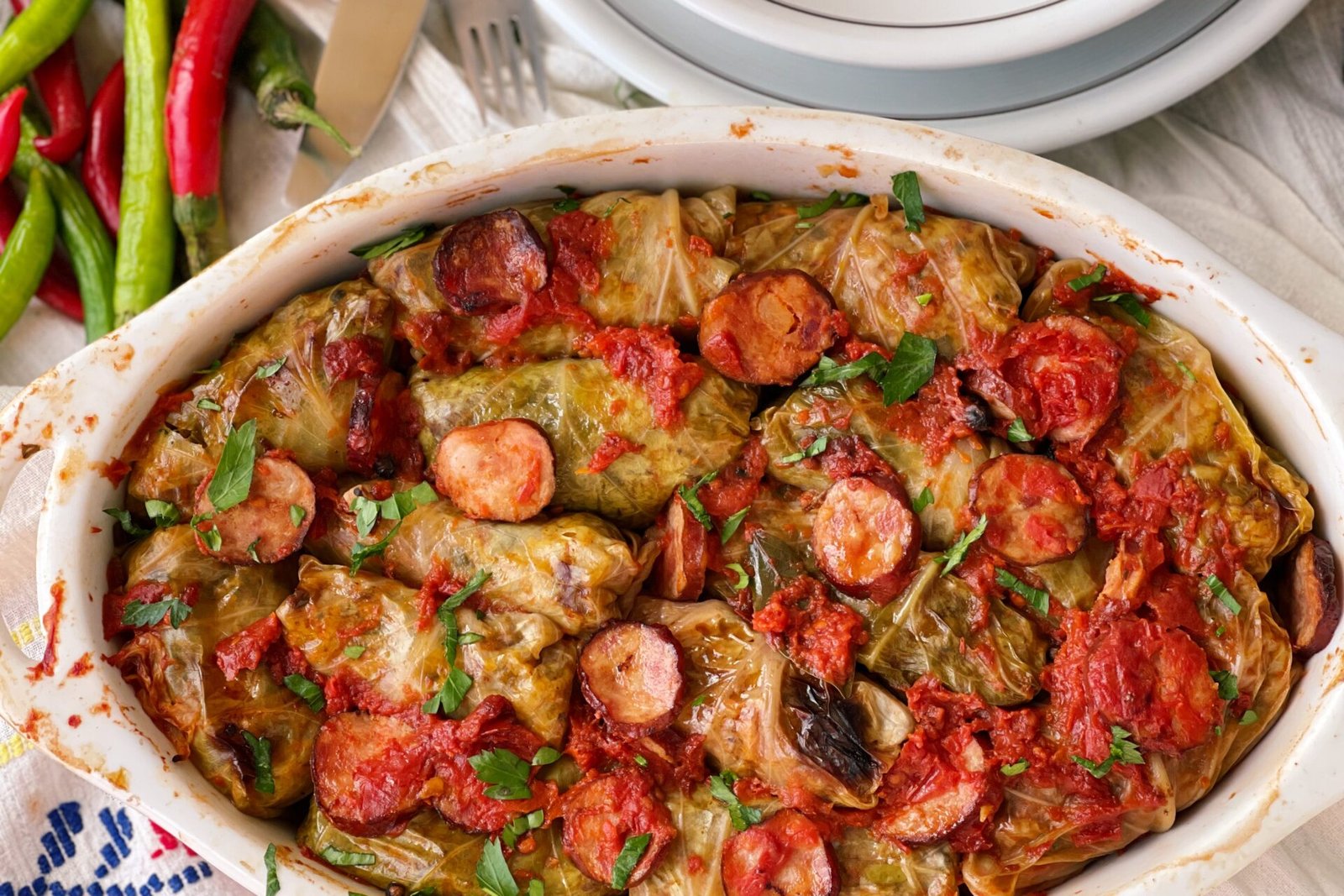 Sarmale în foi de varza dulce, cu legume si carnati afumati